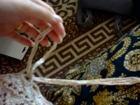 Pujota hapsut neuleeseen ja tee solmu