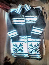 Mustavalkoinen villatakki Jumbo Soft -langasta